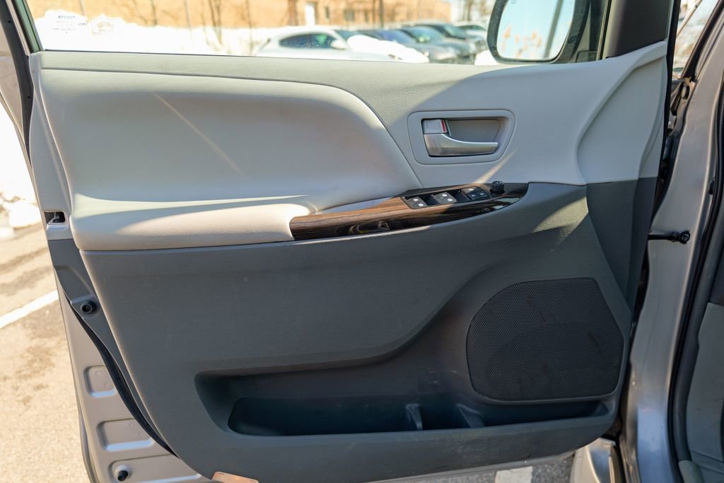 Used 2018 Toyota Sienna XLE w/ XLE Navigation Package FWD image 16