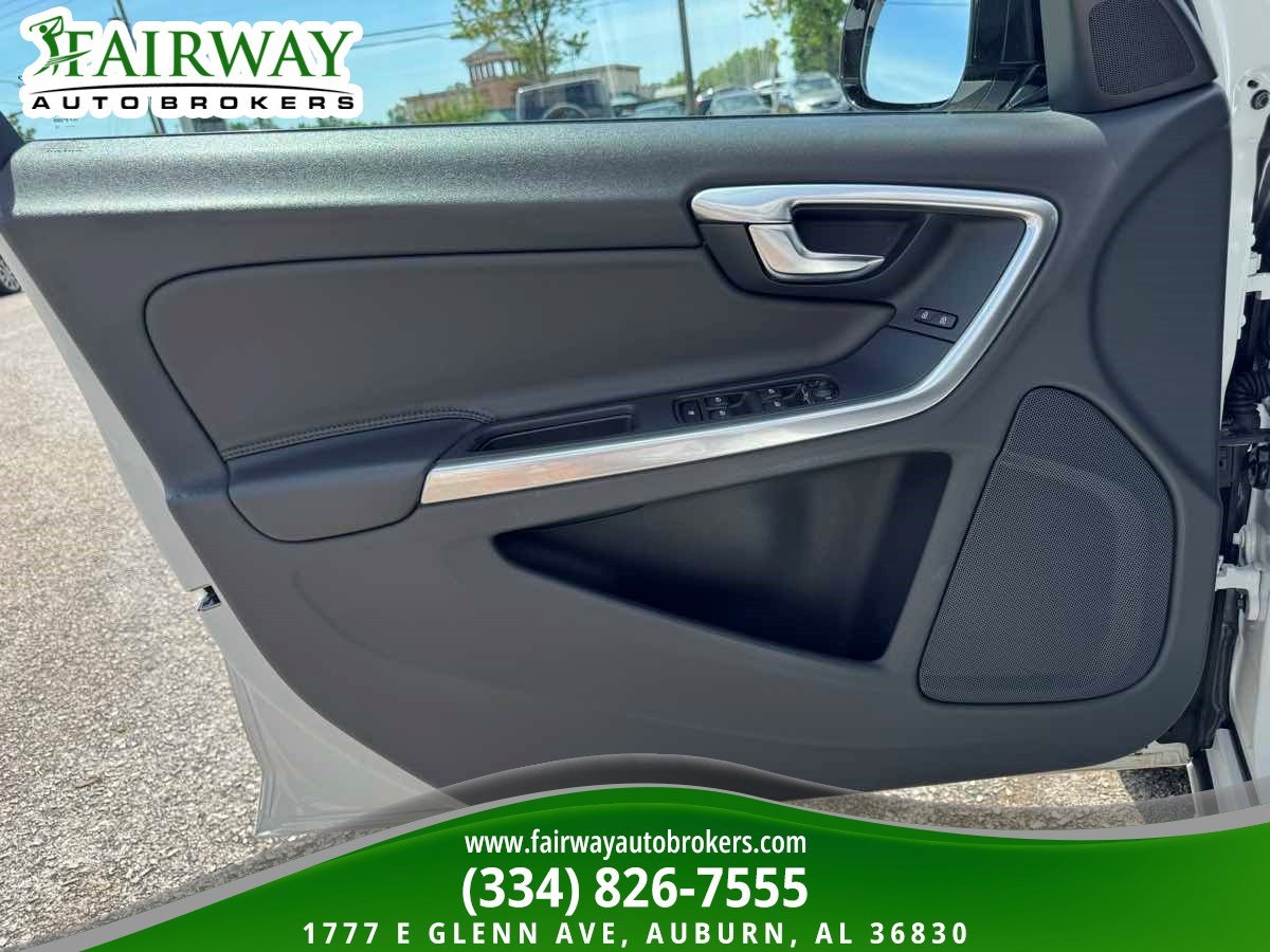 Used 2018 Volvo V60 T5 Cross Country image 27