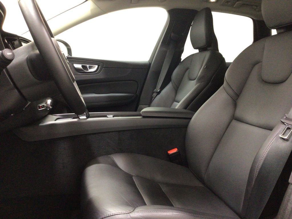 Used 2025 Volvo XC60 B5 Core image 8