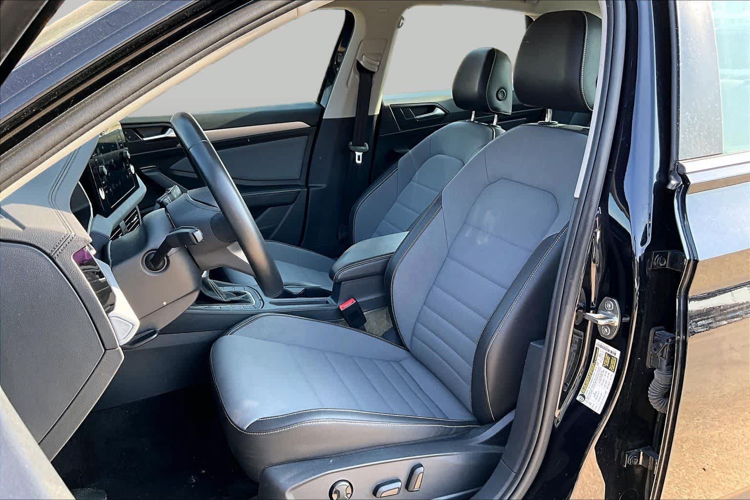 Used 2025 Volkswagen Jetta SE FWD image 7