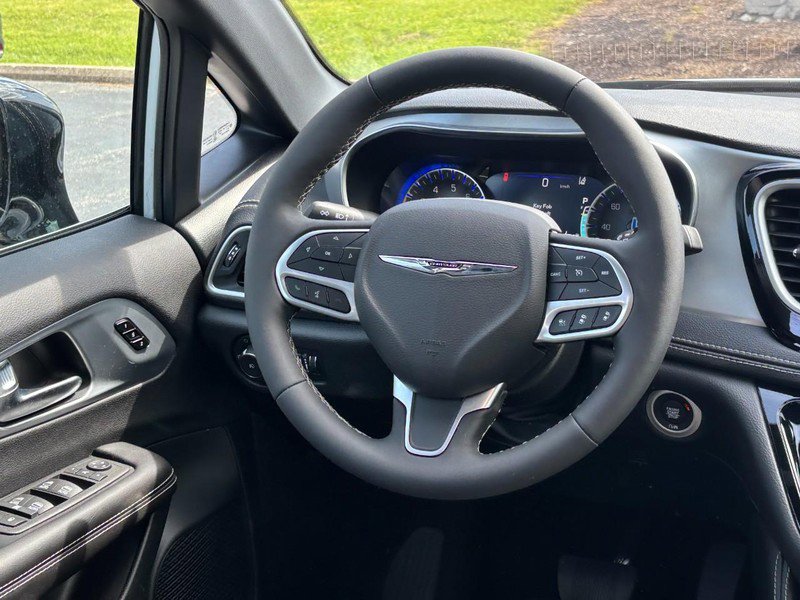 Used 2026 Chrysler Pacifica Limited FWD image 13