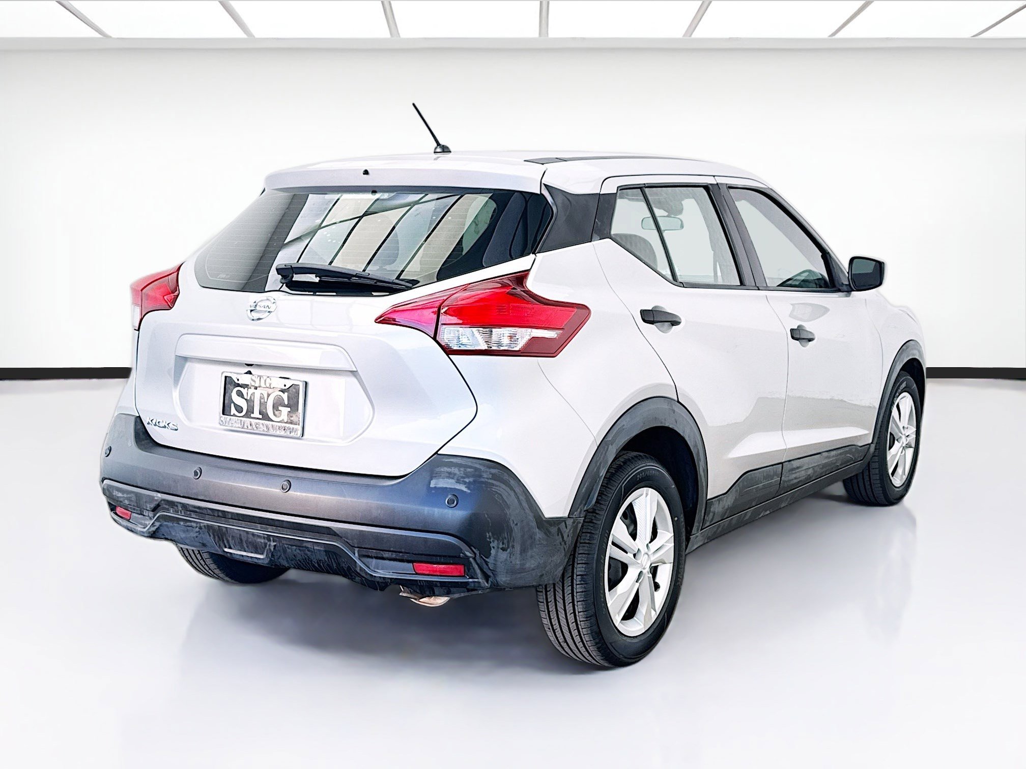Used 2020 Nissan Kicks S FWD image 4