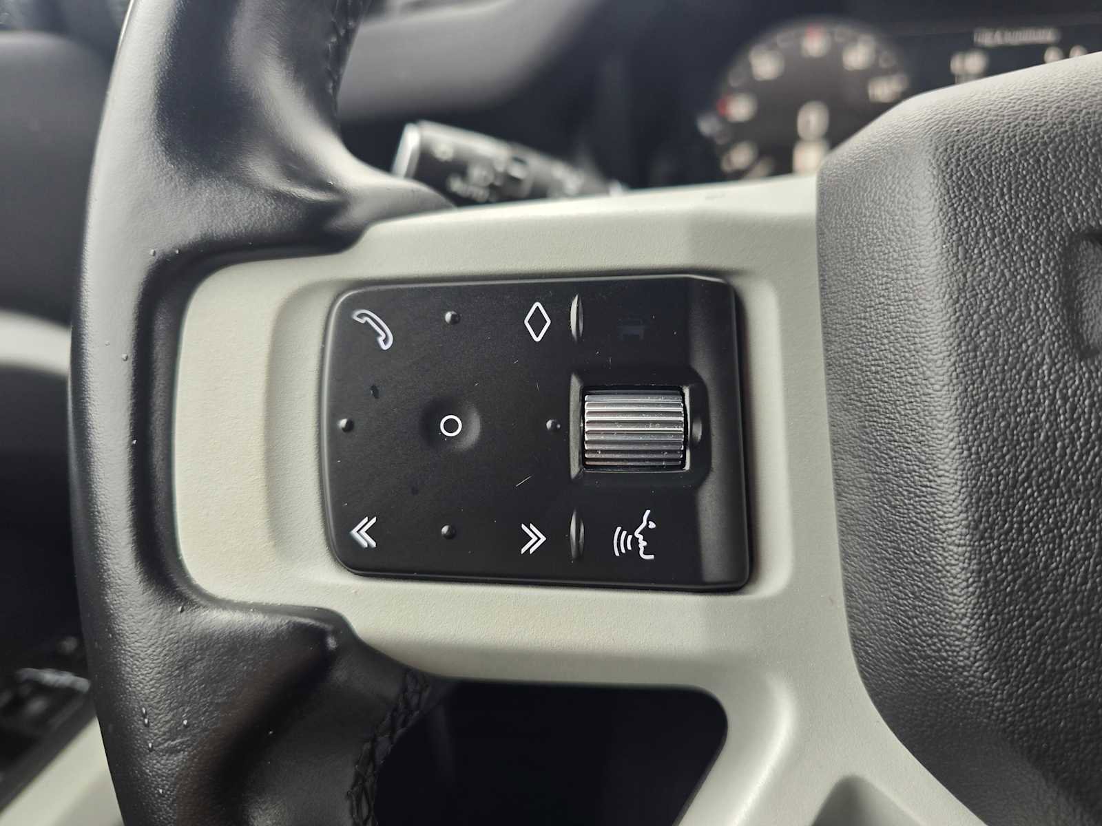 Used 2023 Land Rover Defender 110 X-Dynamic SE AWD/4WD image 33