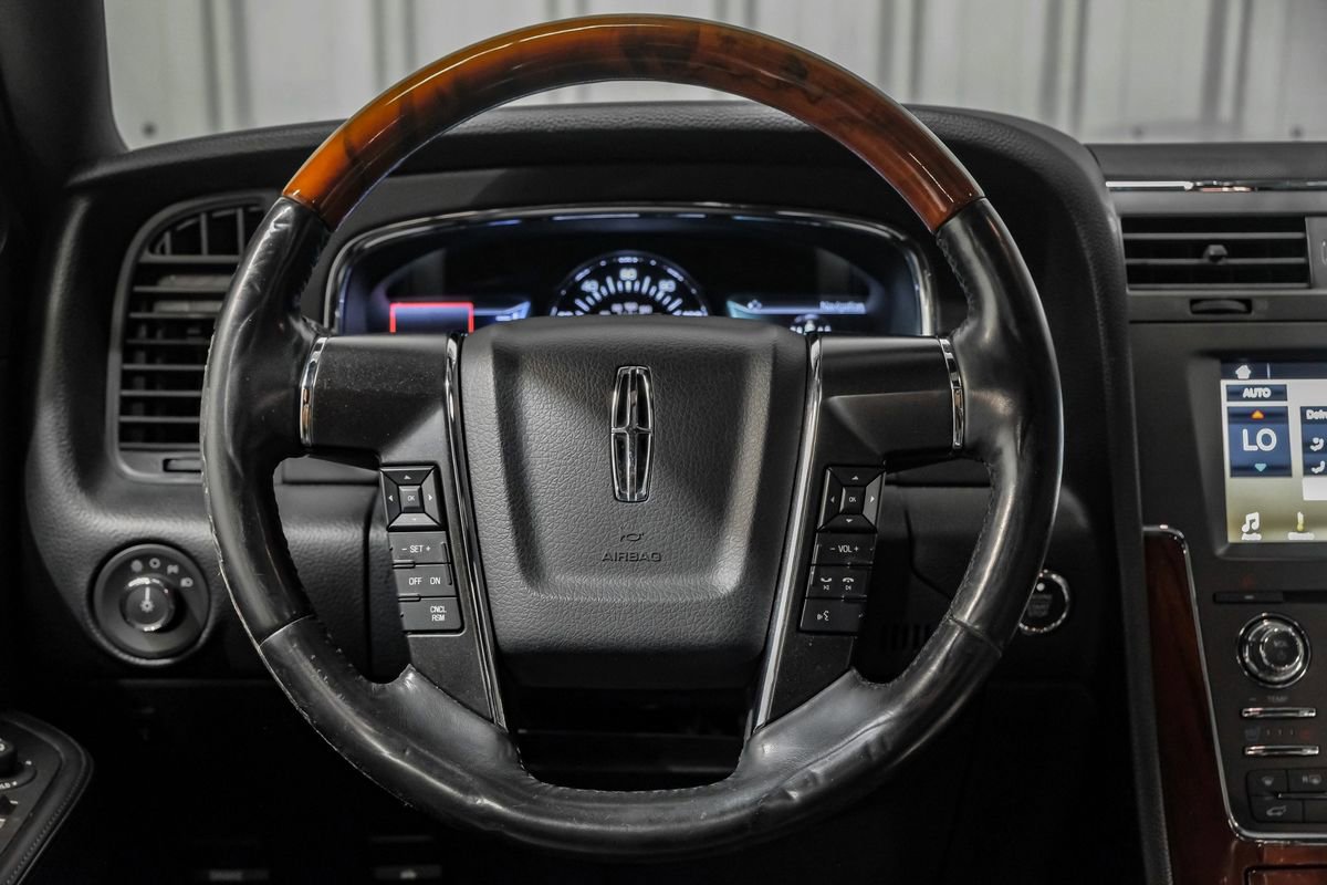 Used 2016 Lincoln Navigator Select image 11