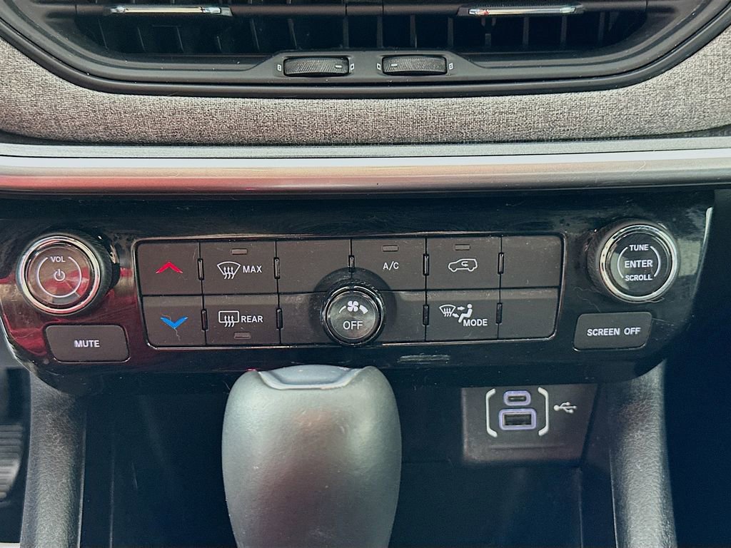 Used 2024 Jeep Compass Latitude image 15