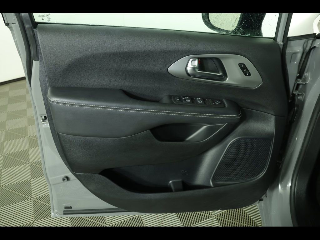 Used 2025 Chrysler Pacifica Select FWD image 22