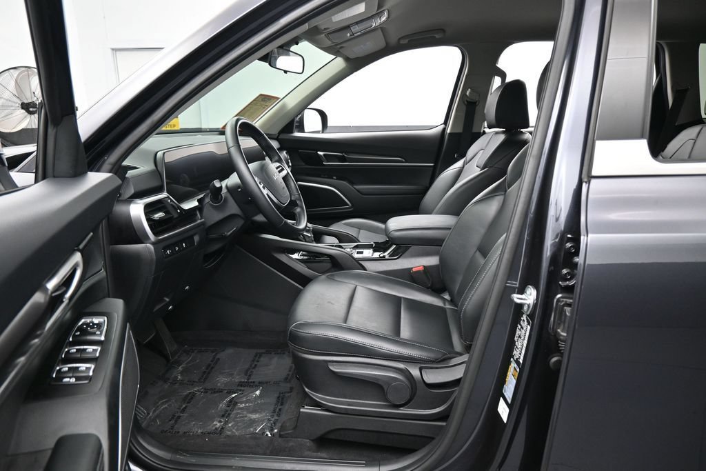 Used 2025 Kia Telluride LX FWD image 11