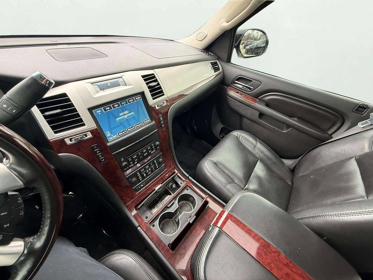 Used 2011 Cadillac Escalade Luxury AWD/4WD image 19