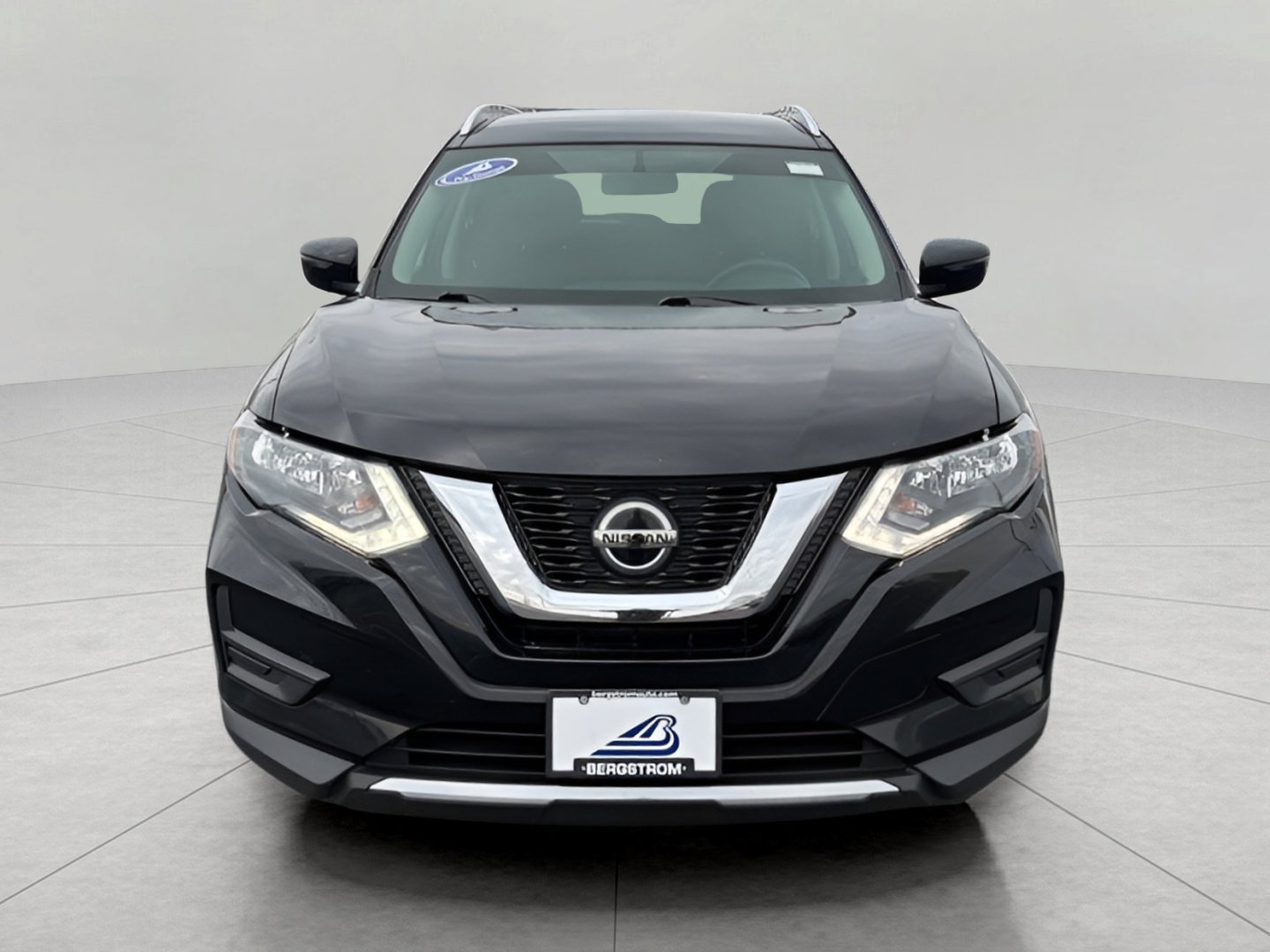 Used 2018 Nissan Rogue SV image 3
