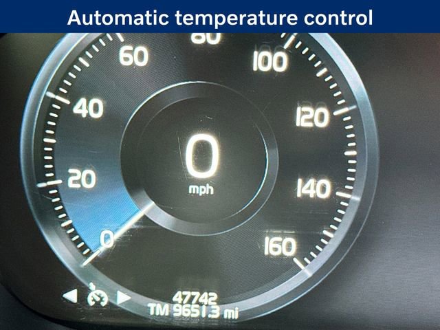 Used 2021 Volvo XC60 T5 Momentum w/ Premium Package image 13