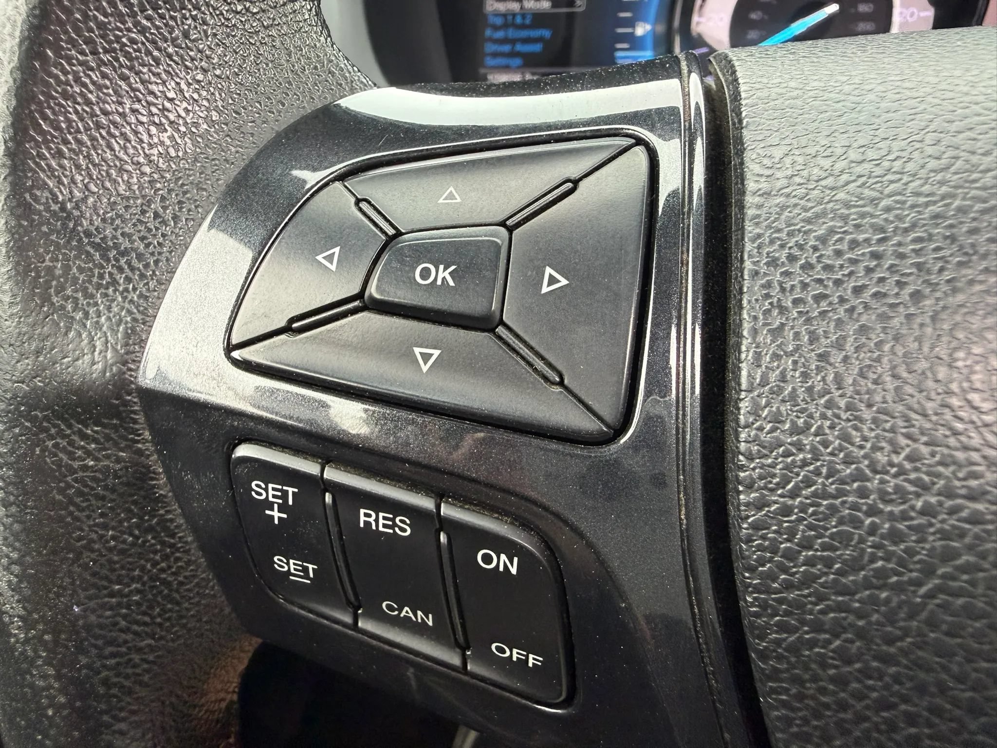 Used 2018 Ford Explorer XLT w/ Equipment Group 202A AWD/4WD image 31