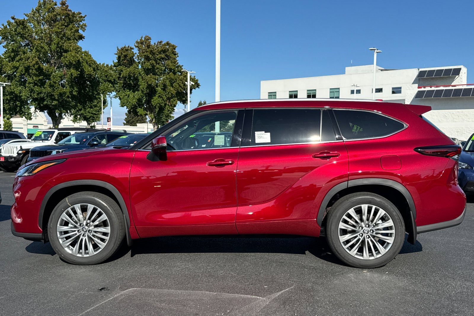 New 2025 Toyota Highlander Platinum image 6