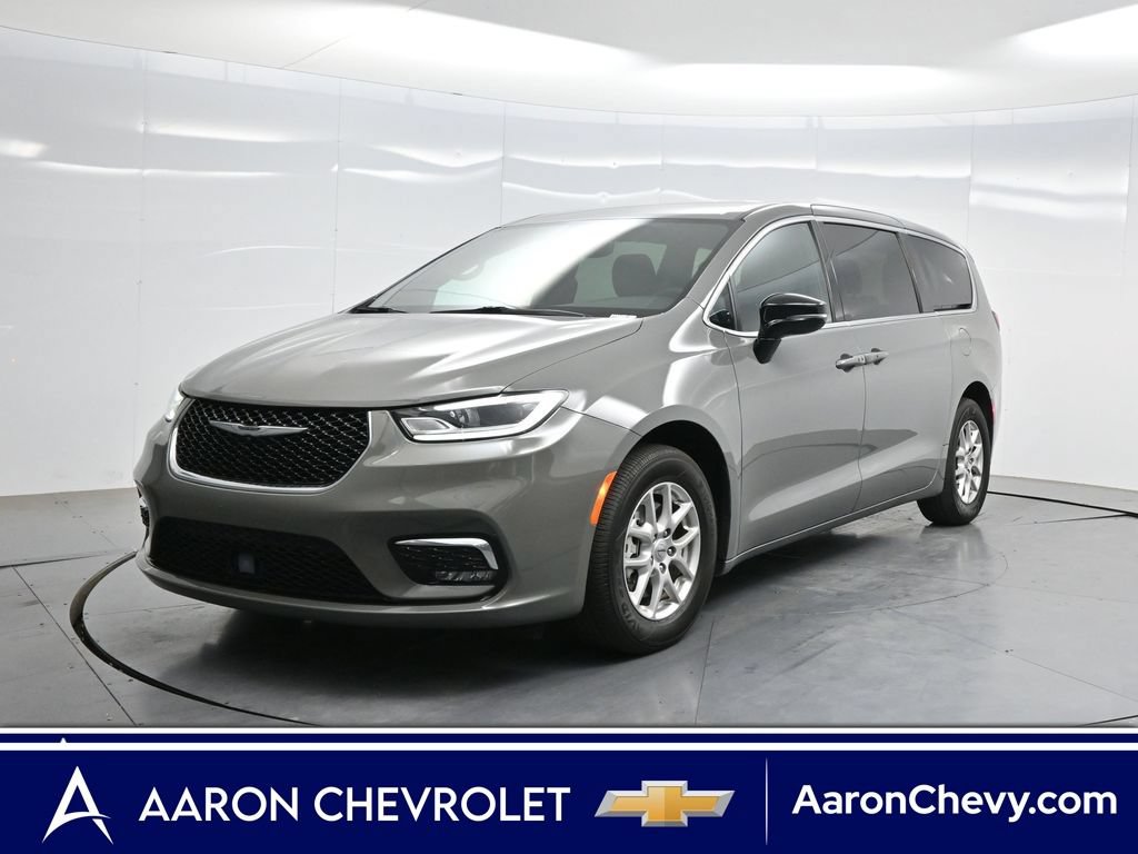 Used 2025 Chrysler Pacifica Select