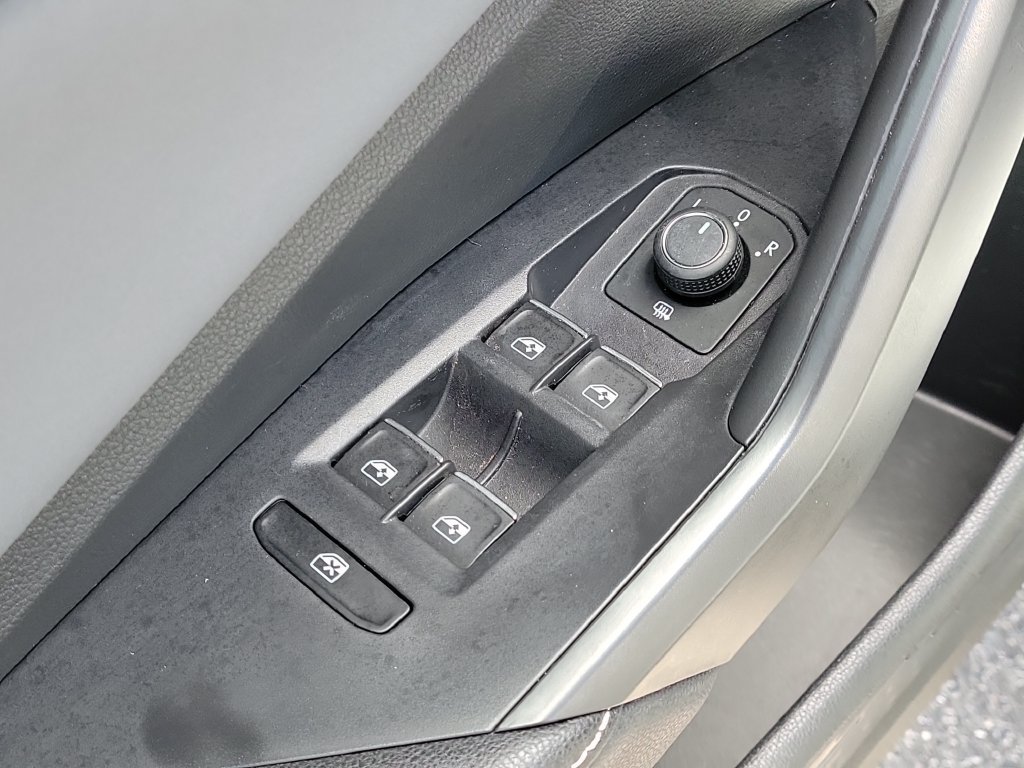 Certified 2025 Volkswagen Jetta SE w/ Sunroof Package FWD image 17