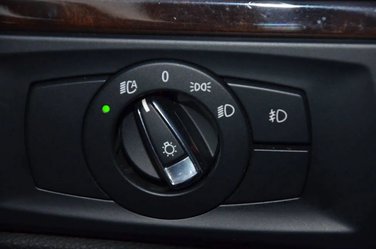 Used 2013 BMW 328i Convertible image 28