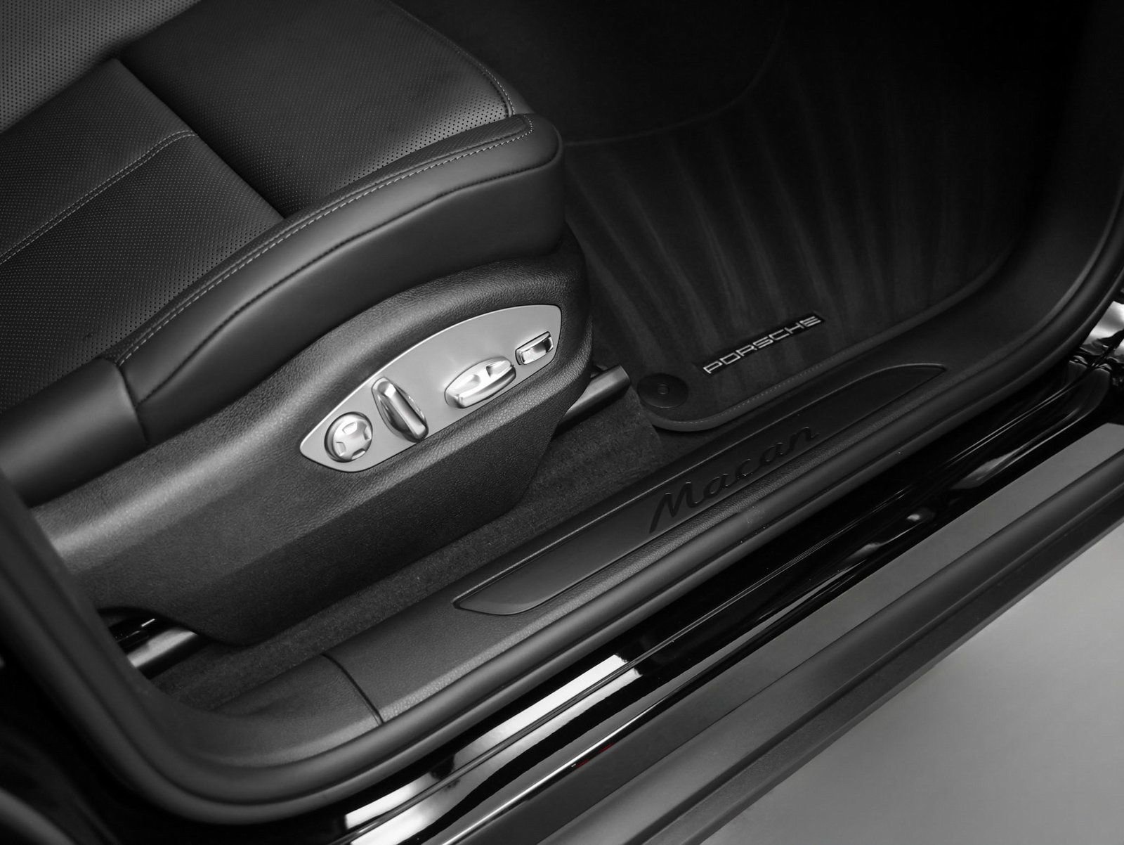 Certified 2025 Porsche Macan image 18