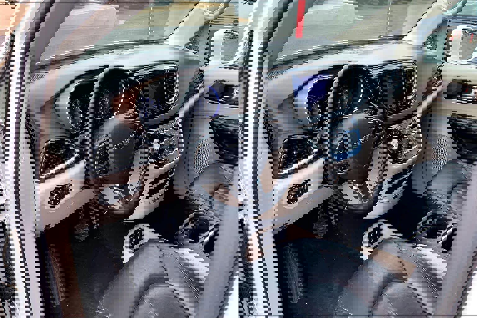 Used 2017 Chrysler Pacifica Touring-L w/ Tire & Wheel Group FWD image 18