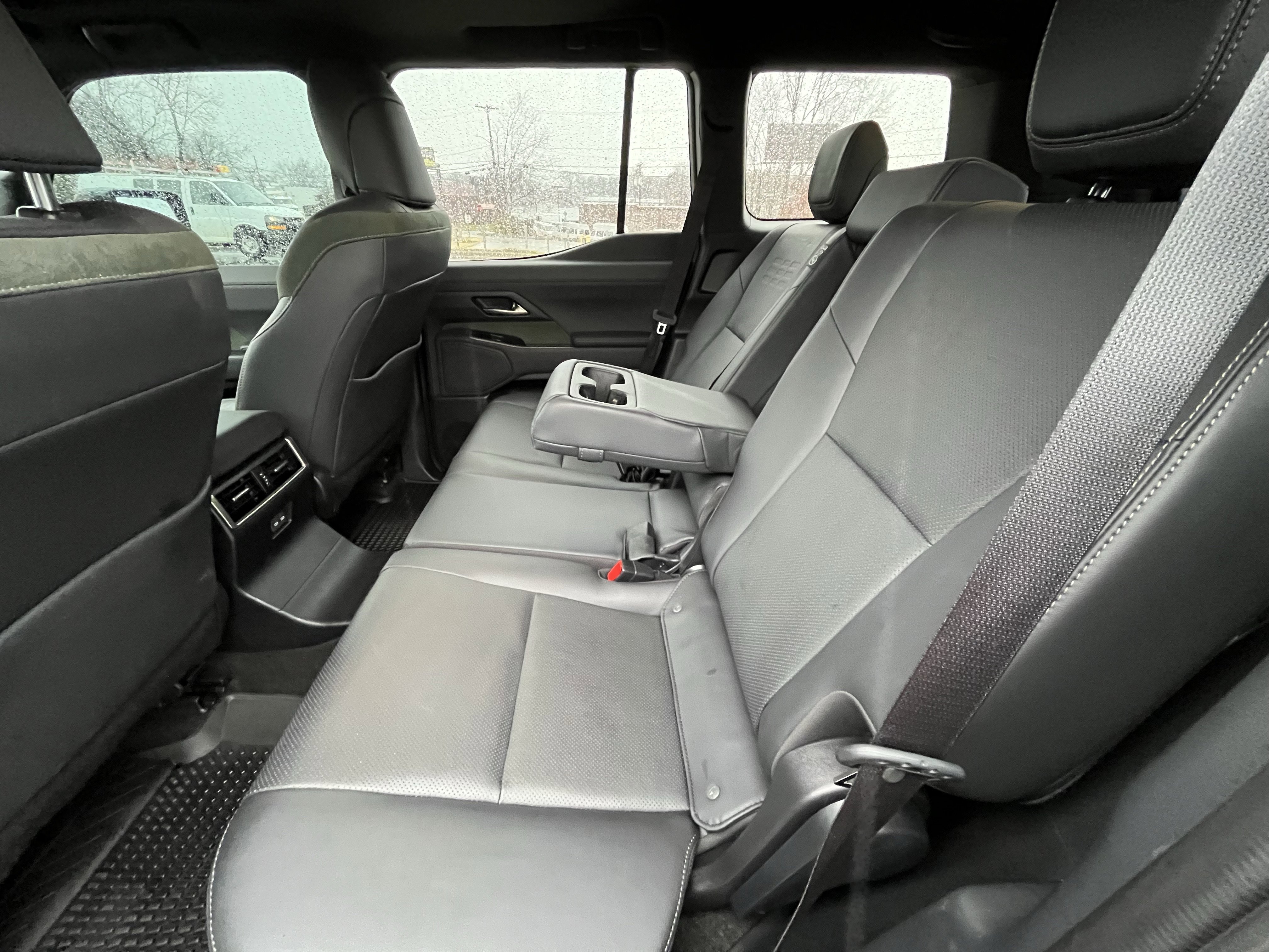 Used 2025 Lexus GX 550 w/ Accessory Package (32) image 29