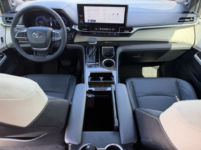 Used 2025 Toyota Sienna Platinum FWD image 10