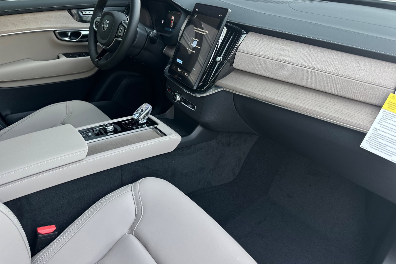 New 2026 Volvo XC90 B6 Plus w/ Protection Package Premier image 18