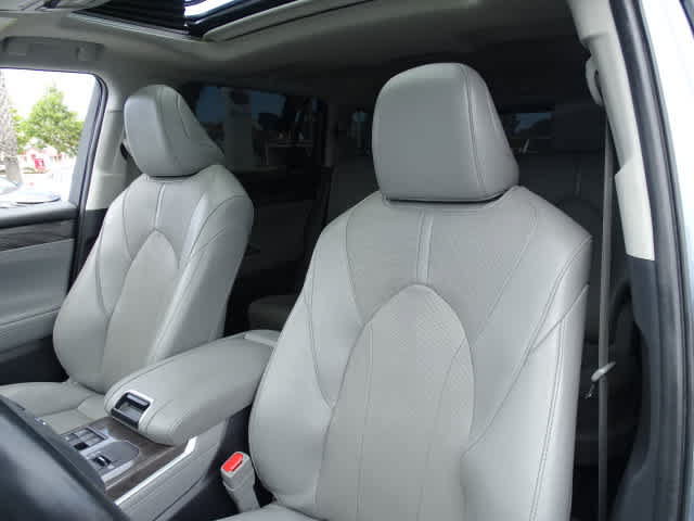 Used 2023 Toyota Highlander Limited FWD image 19