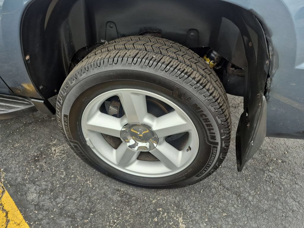 Used 2012 Chevrolet Avalanche LTZ AWD/4WD image 34