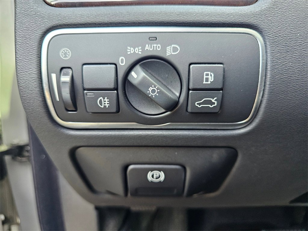 Used 2016 Volvo XC70 T5 Premier w/ Proximity Package image 20