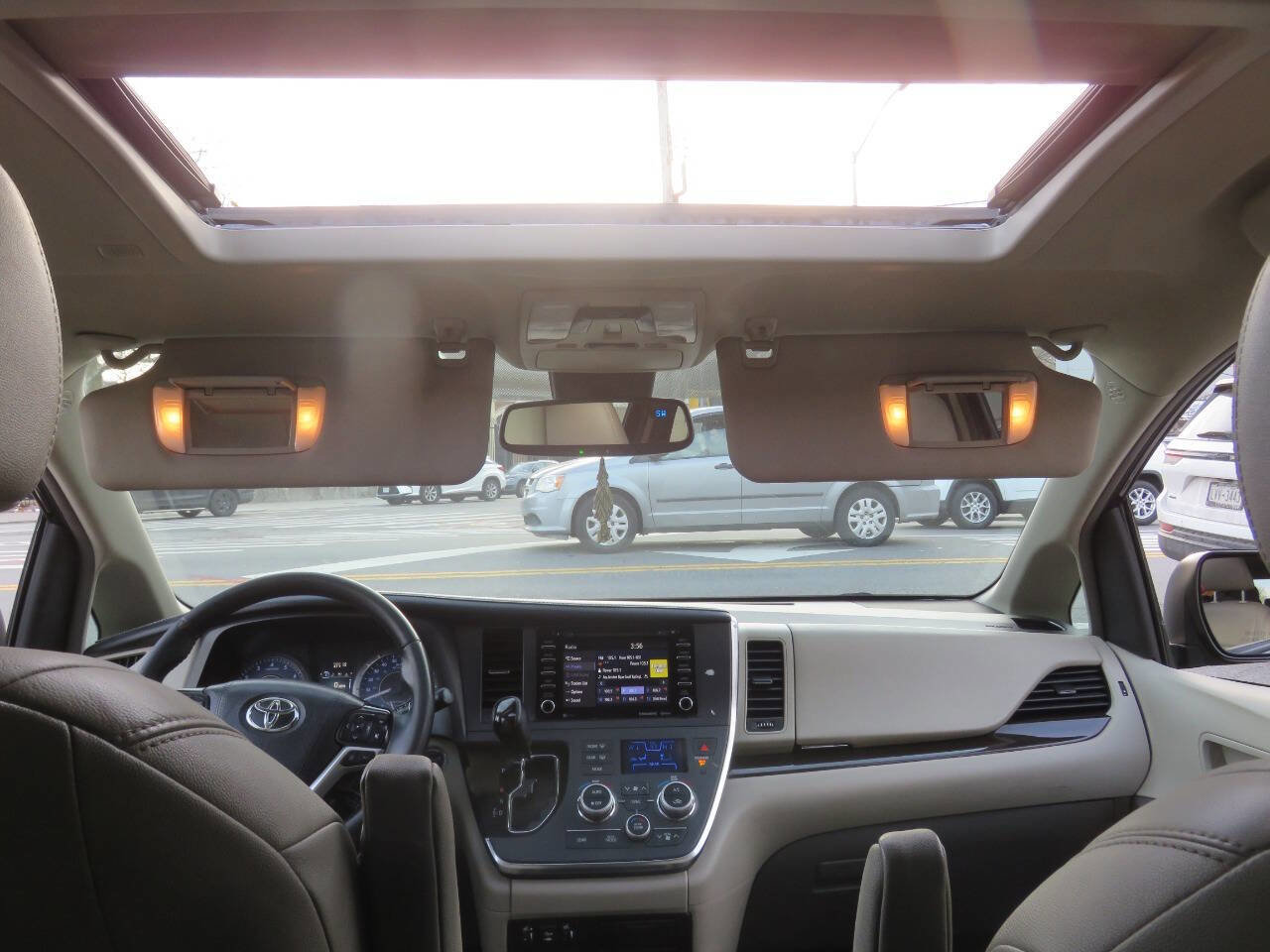 Used 2019 Toyota Sienna XLE FWD image 13