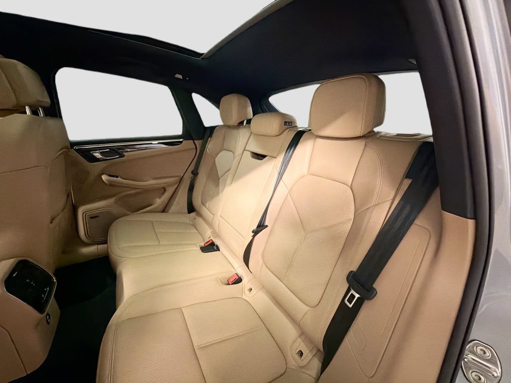 Certified 2025 Porsche Macan AWD/4WD image 25
