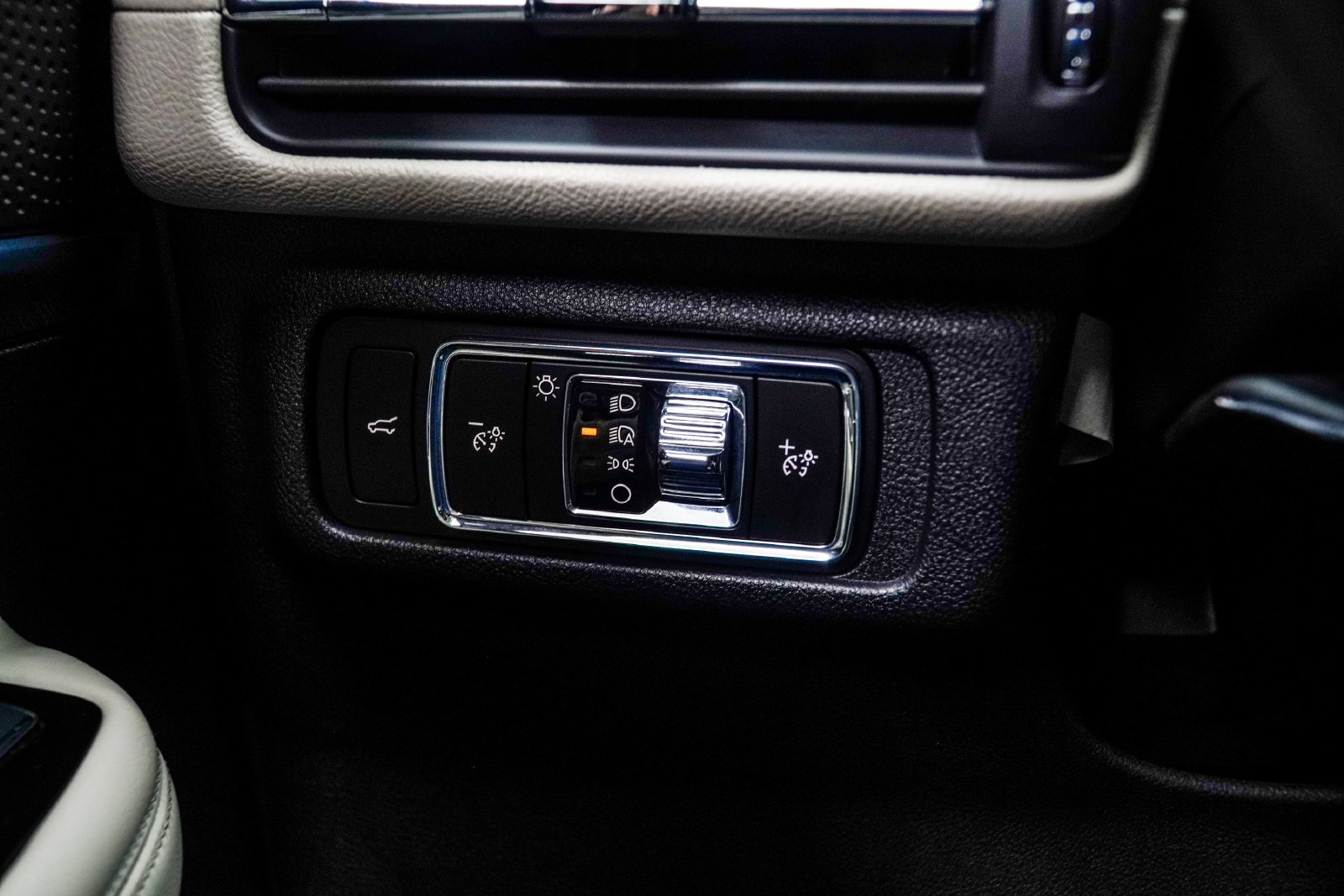 Used 2025 Lincoln Corsair AWD image 32