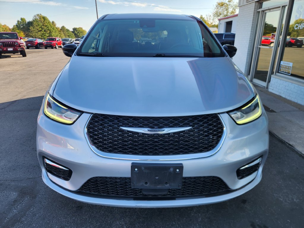 Used 2024 Chrysler Pacifica Touring-L FWD image 9