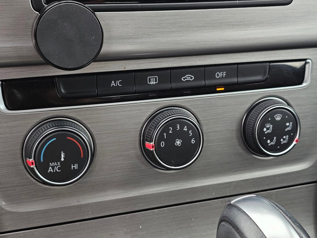 Used 2017 Volkswagen Golf S image 9