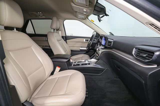 Used 2023 Ford Explorer XLT w/ Equipment Group 202A AWD/4WD image 17