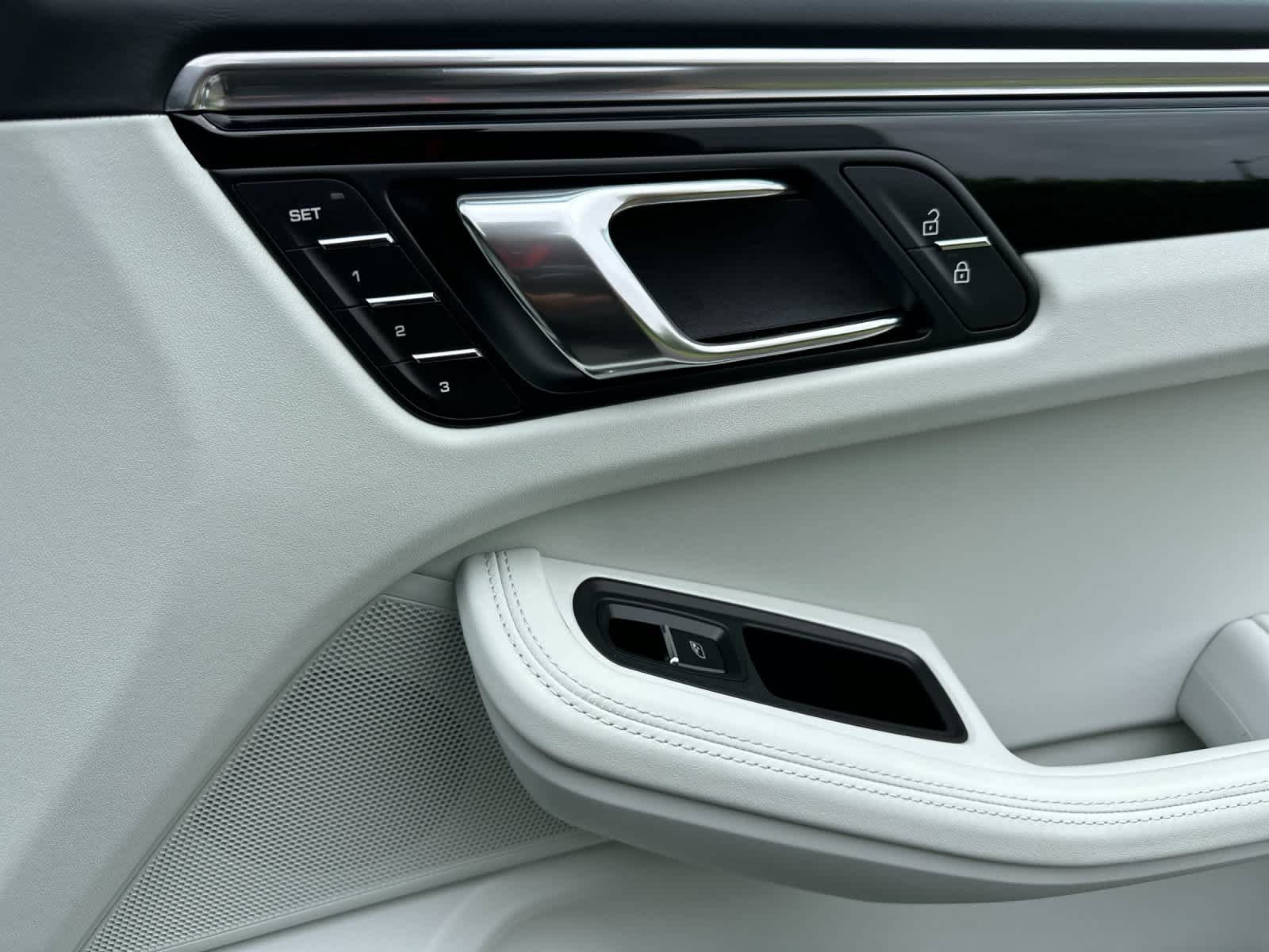 Certified 2025 Porsche Macan AWD/4WD image 19