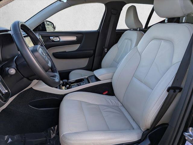 Used 2022 Volvo XC40 T4 Momentum image 15