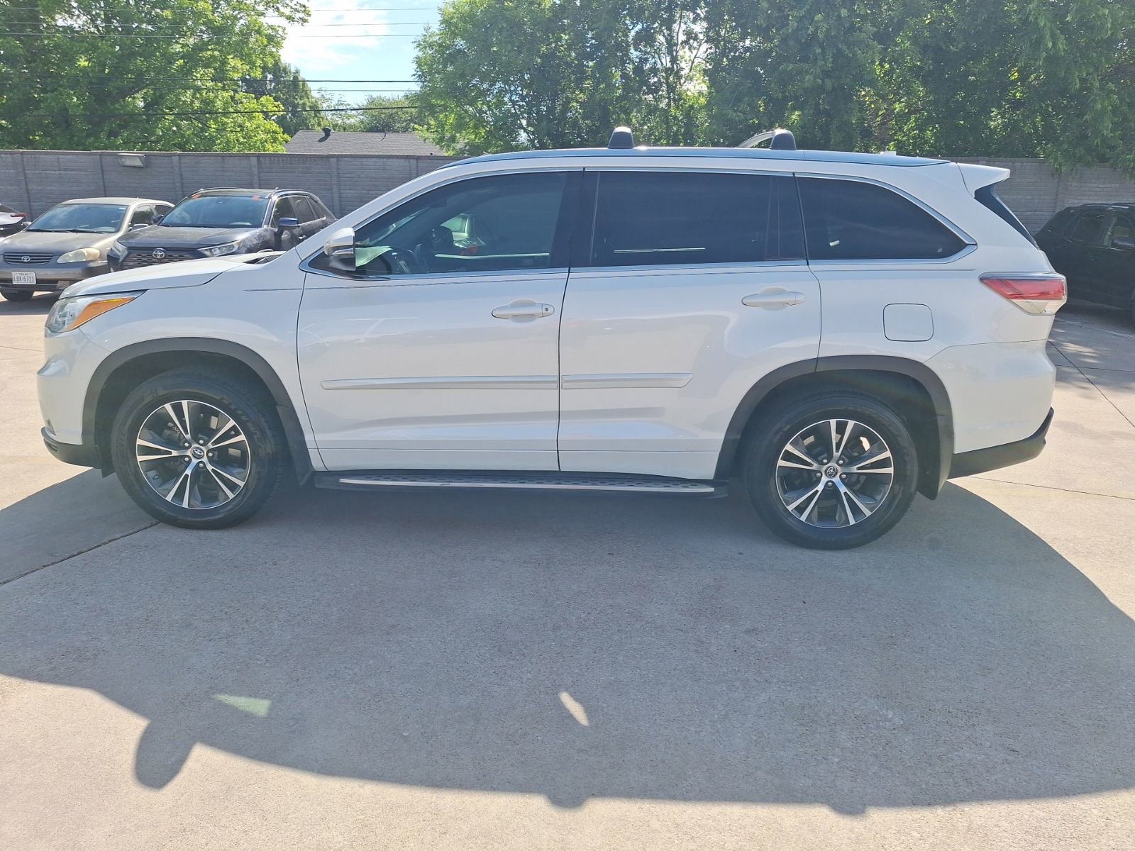 Used 2016 Toyota Highlander XLE FWD image 3
