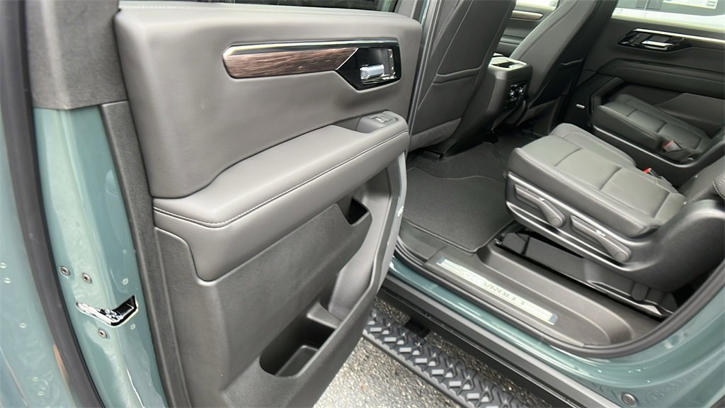 New 2026 Chevrolet Suburban Z71 w/ Comfort Package image 17