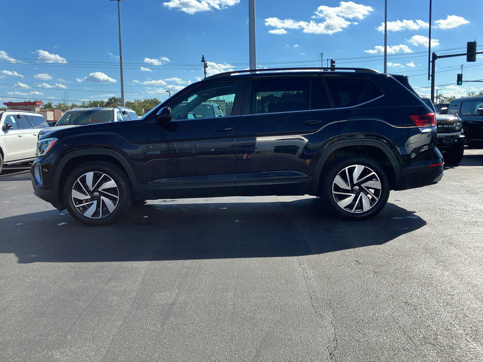 Used 2024 Volkswagen Atlas SE AWD/4WD image 3