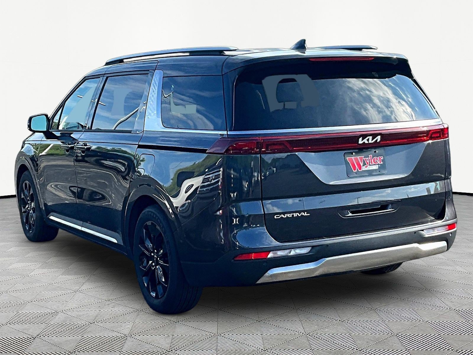 Used 2023 Kia Carnival SX FWD image 4