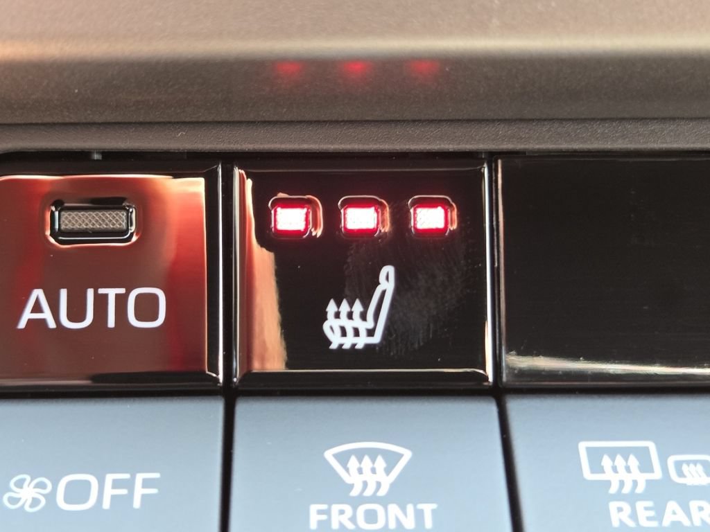 Used 2026 Toyota Camry SE w/ Convenience Package FWD image 4