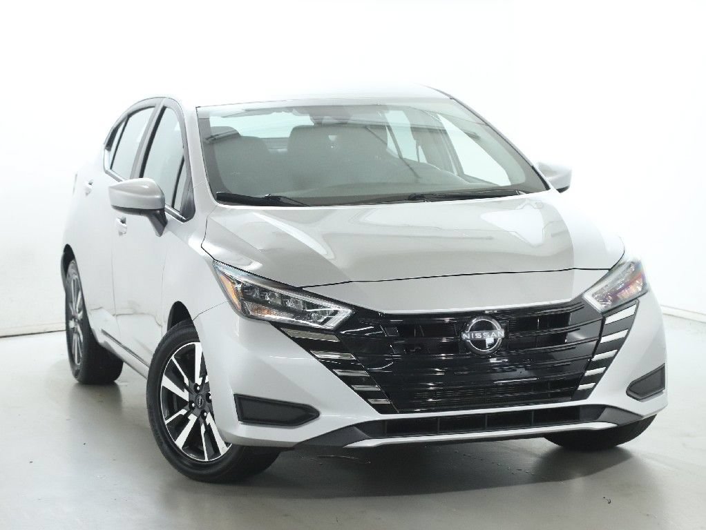 Used 2025 Nissan Versa SV FWD image 2