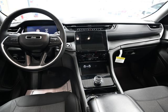 Used 2023 Jeep Grand Cherokee Laredo w/ Luxury Tech Group I AWD/4WD image 13