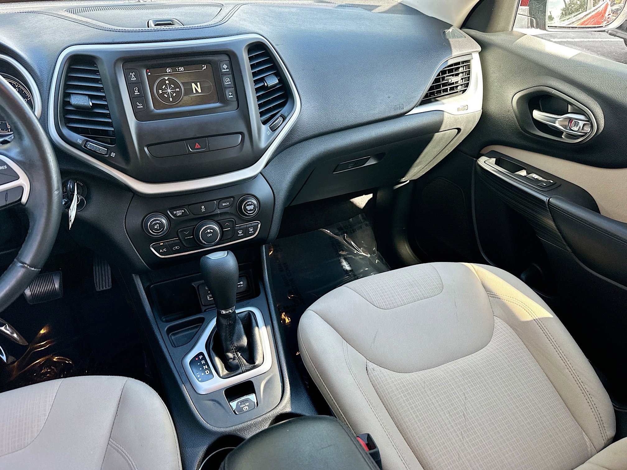 Used 2017 Jeep Cherokee Latitude image 23