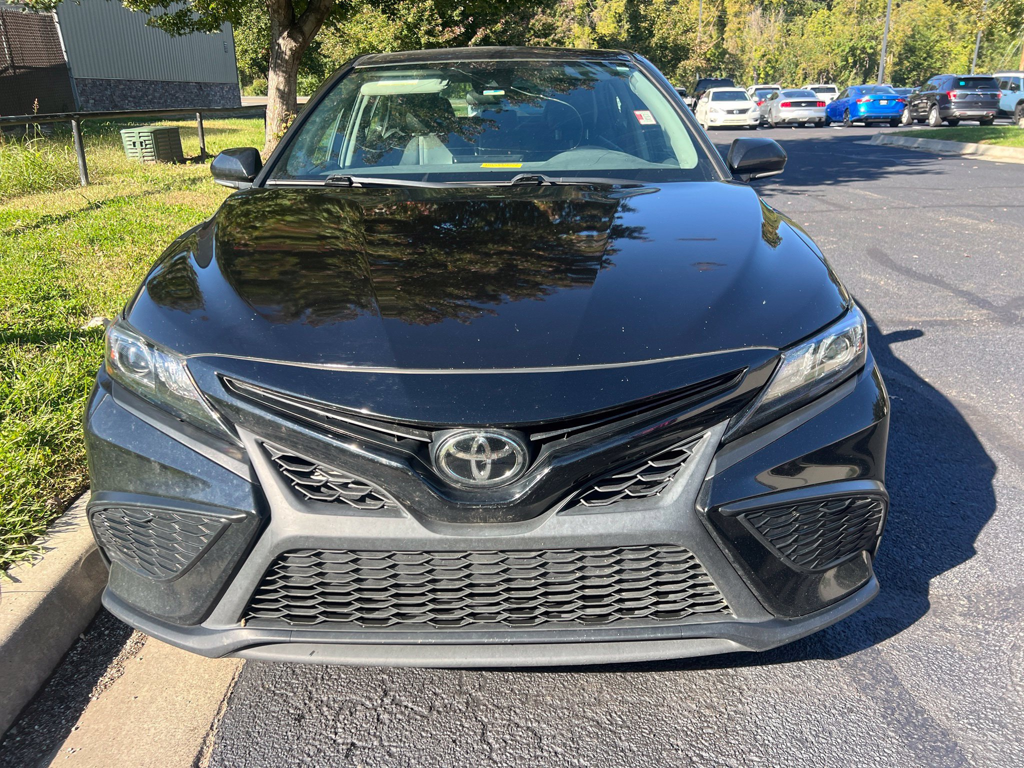 Used 2022 Toyota Camry SE FWD image 2