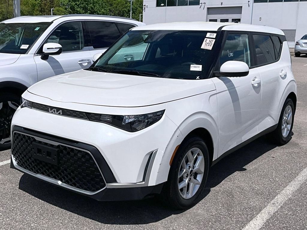 Used 2023 Kia Soul LX w/ LX Technology Package FWD image 3