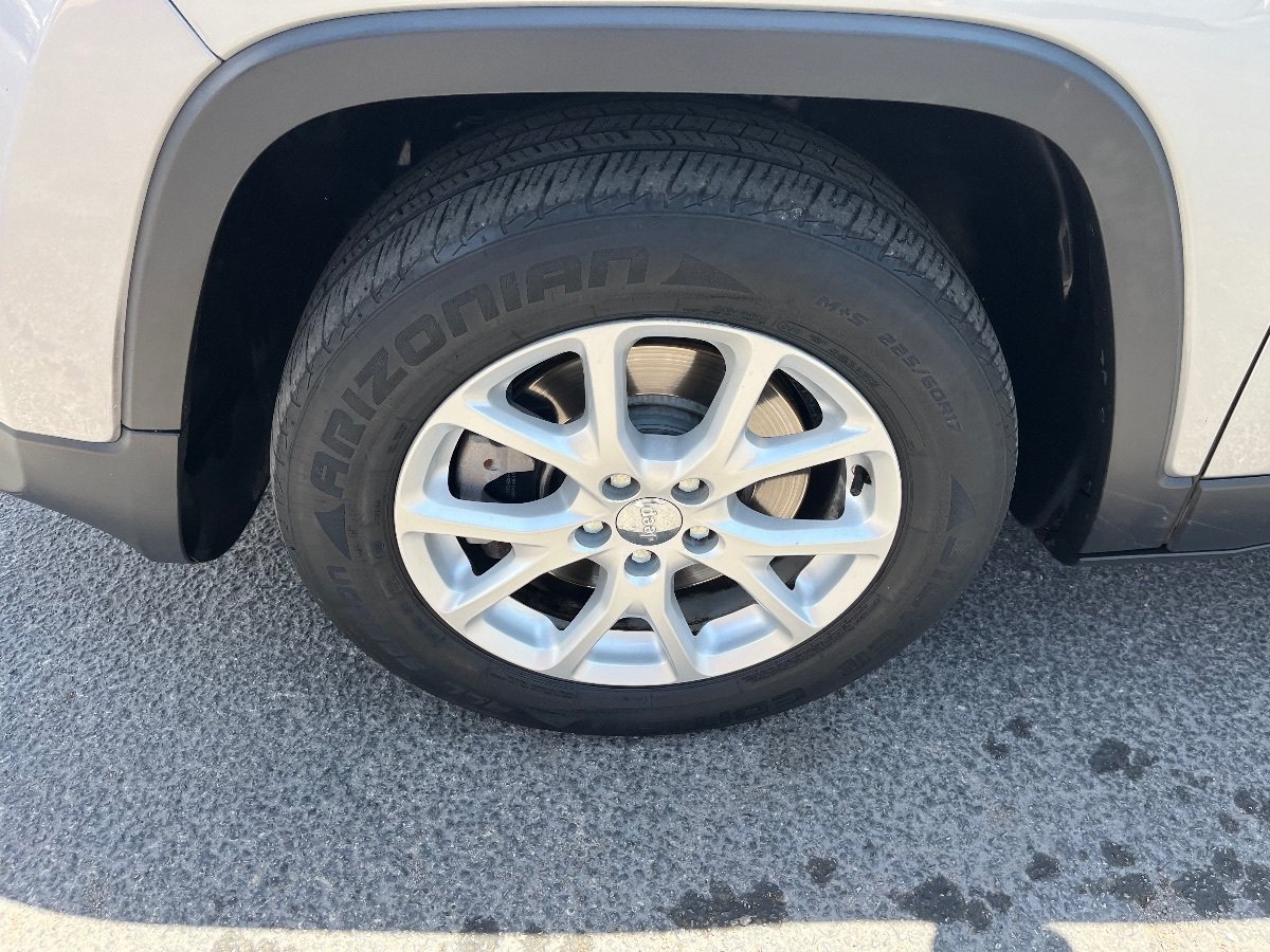 Used 2017 Jeep Cherokee Latitude FWD image 38