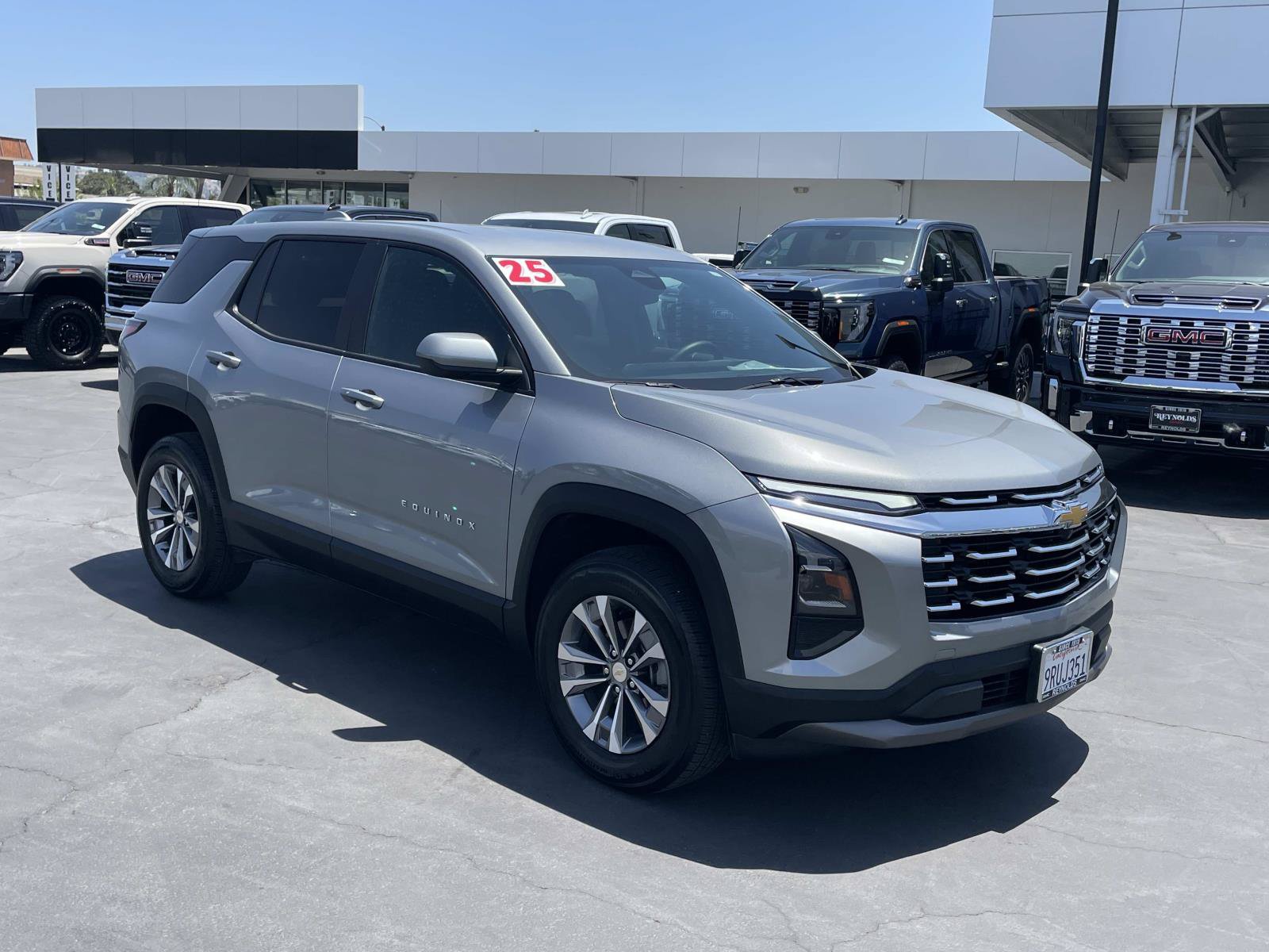 Used 2025 Chevrolet Equinox LT FWD image 3