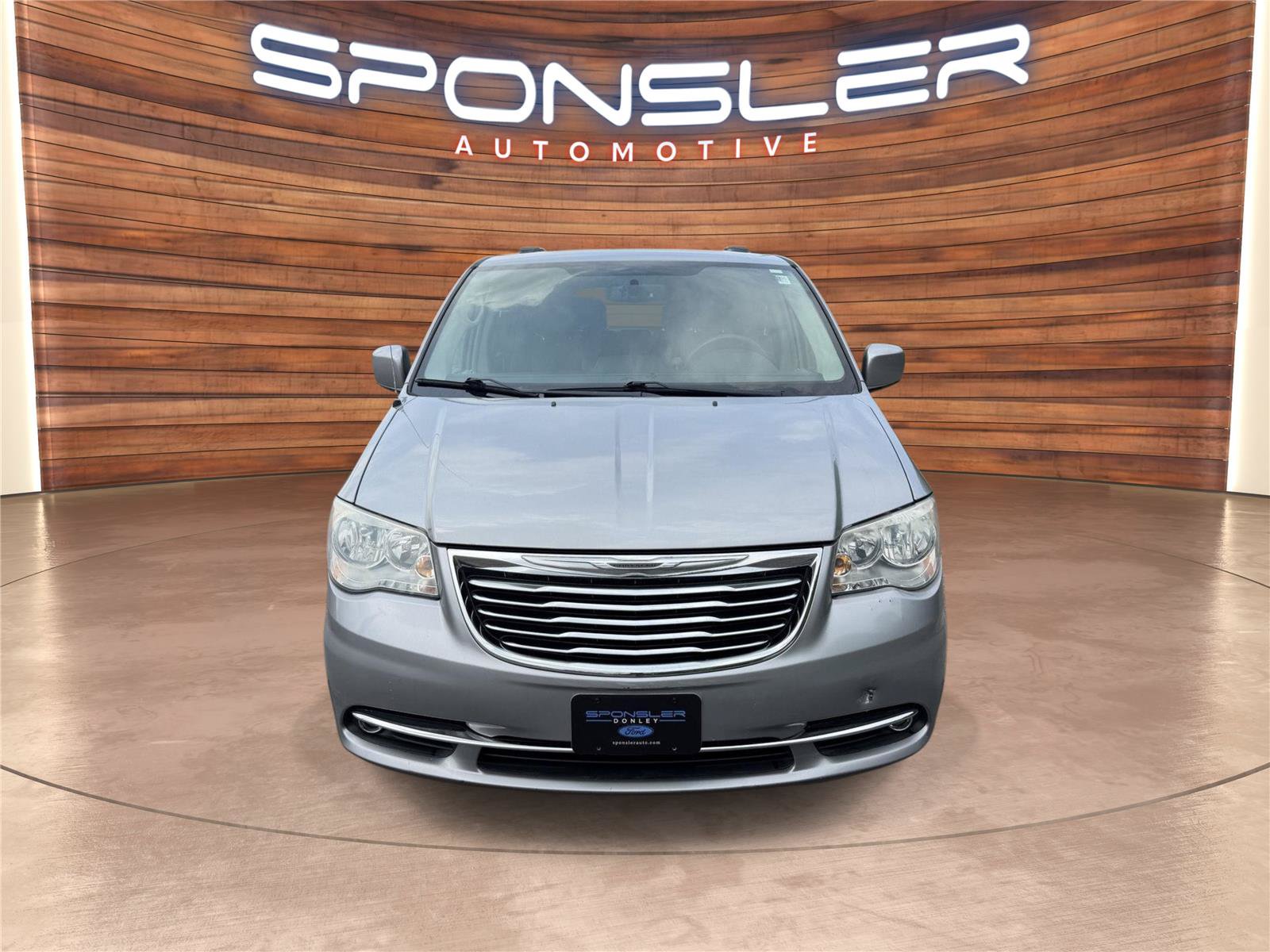 Used 2015 Chrysler Town & Country Touring FWD image 9
