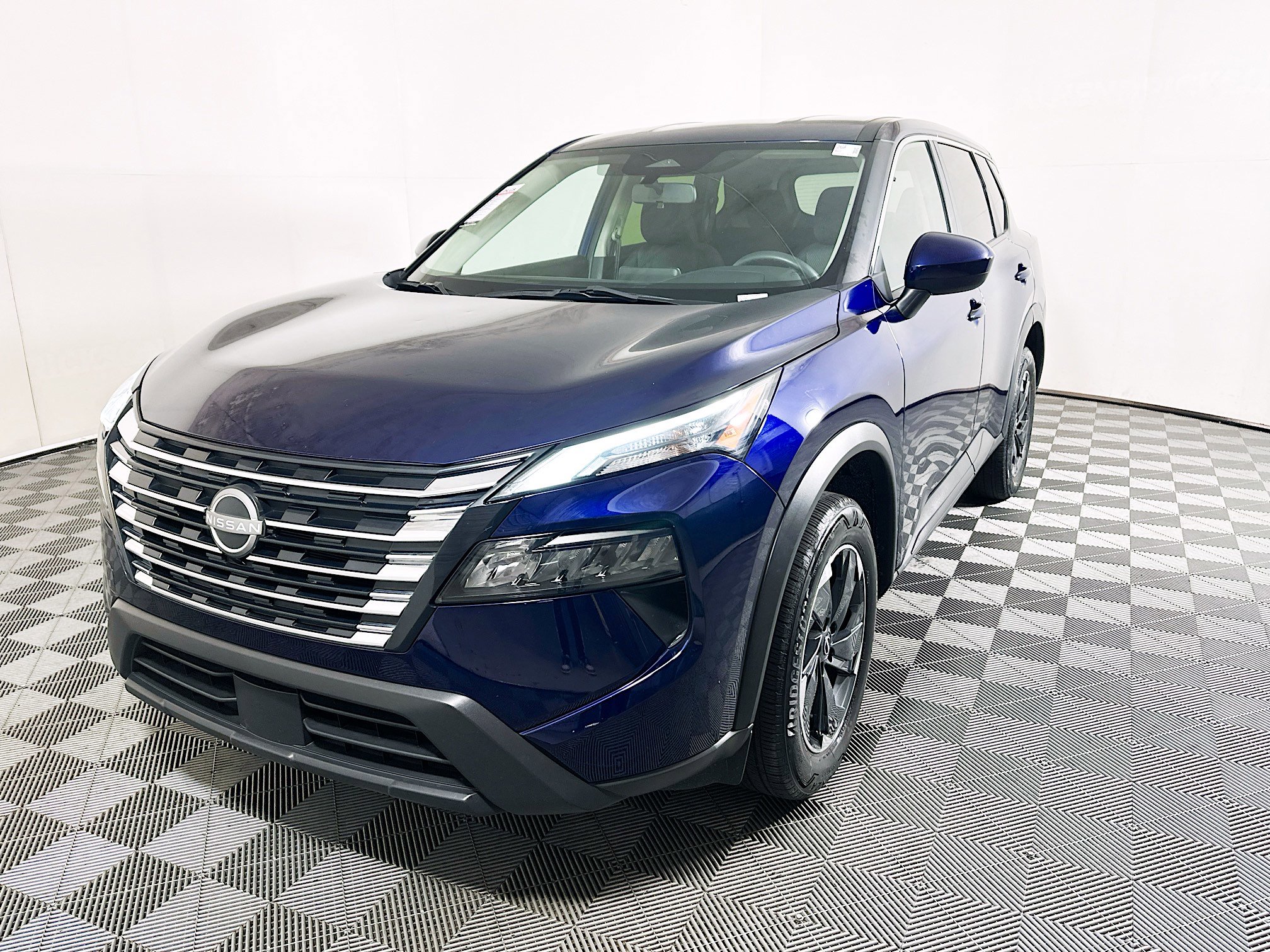 Used 2024 Nissan Rogue SV FWD image 7