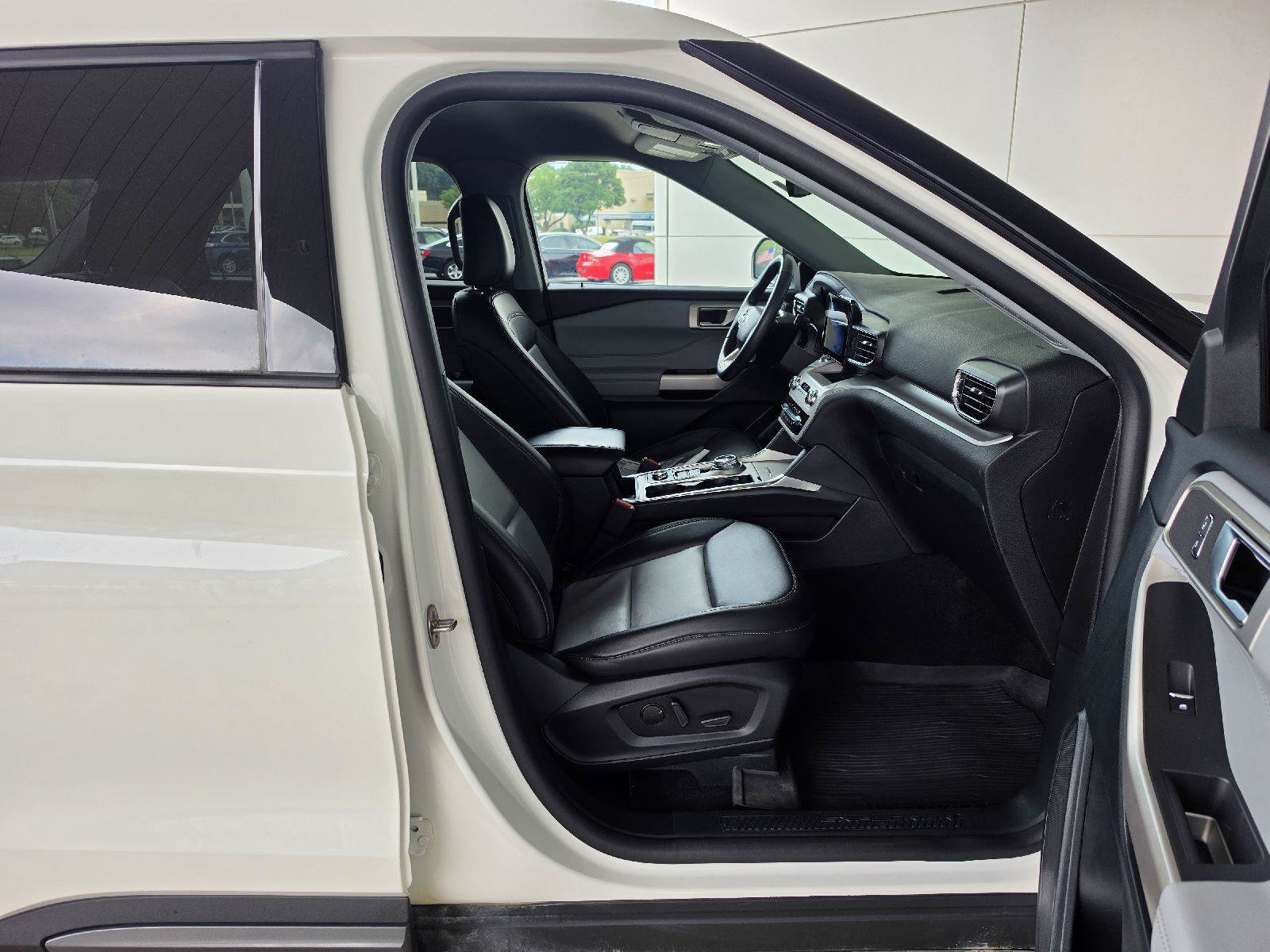 Used 2023 Ford Explorer XLT w/ Equipment Group 202A AWD/4WD image 13